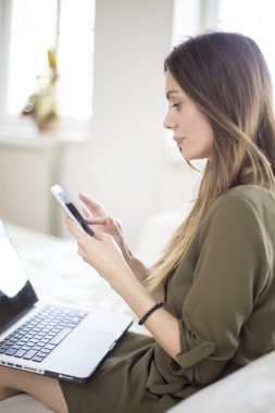 Evde çalışan kadın.