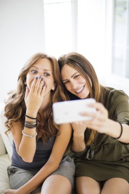 Genç kadın selfie alarak