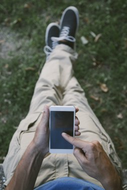 Cep telefonu olan adam.