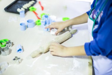 Küçük çocuk mutfakta.