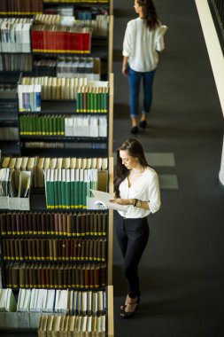 Kütüphanedeki genç kadınlar.