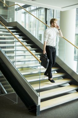 Genç adam merdivenlerde