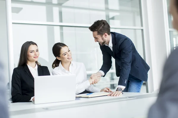 Personas que trabajan en la oficina — Foto de Stock