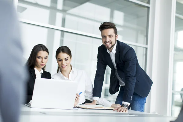 Menschen, die im Büro arbeiten — Stockfoto