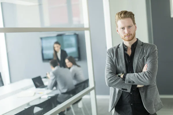 Jeune homme dans le bureau — Photo