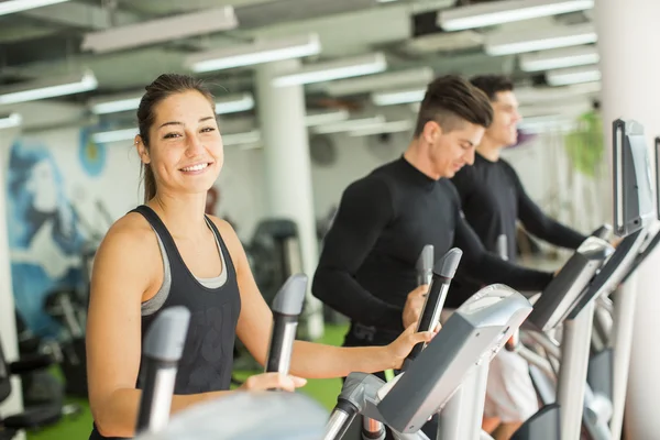 Personas entrenando en el gimnasio — Foto de Stock