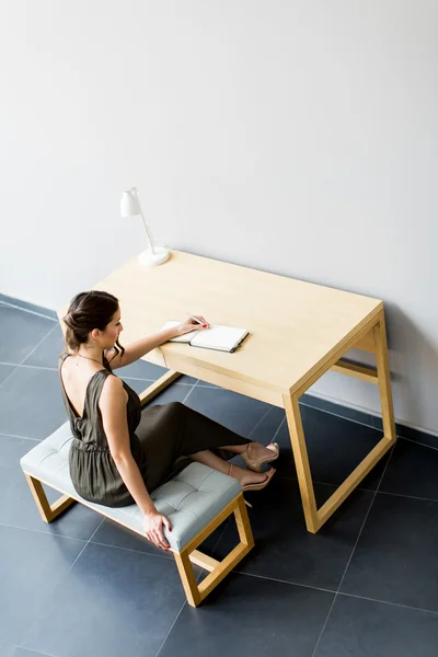 Junge Frau im Zimmer — Stockfoto