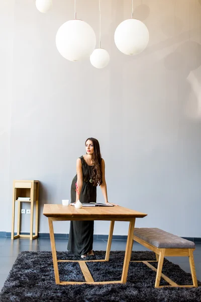 Jovem mulher no quarto — Fotografia de Stock