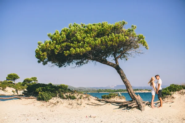 Couple relaxant sur la plage — Photo