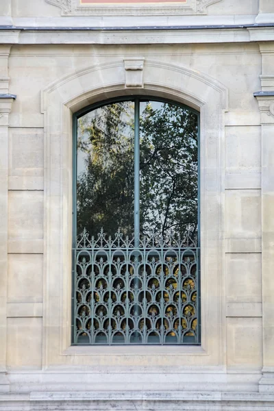 Traditionele venster van Parijs — Stockfoto