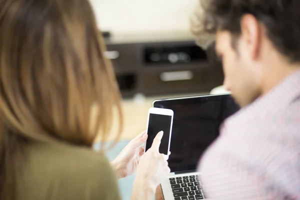 Junges Paar arbeitet zu Hause — Stockfoto