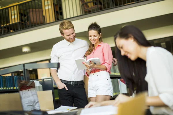 Jeune couple dans la bibliothèque — Photo