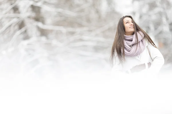 Wanita muda di musim dingin — Stok Foto