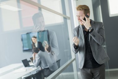 Cep telefonlu genç adam.