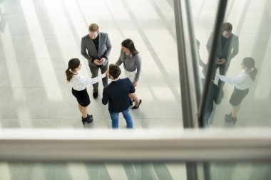 İnsanlar ofis salonunda