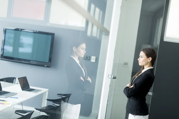 Mujer joven en la oficina — Foto de Stock