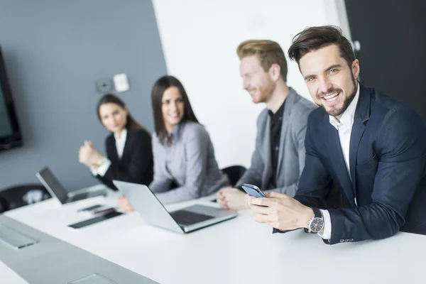 Jongeren op kantoor — Stockfoto