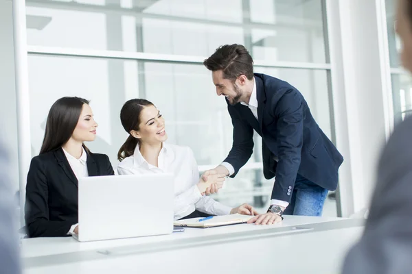 Personas que trabajan en la oficina — Foto de Stock