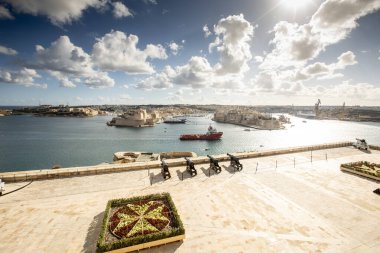 Bulutlarla dolu gökyüzü ve canlı bahçelerle çevrili Grand Harbour 'un nefes kesici manzarasını keşfedin. Malta' nın zengin deniz tarihini gözler önüne serin..
