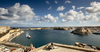 Grand Harbour 'un nefes kesen manzarası Valletta' nın güzelliğini gözler önüne seriyor. Sakin sularda süzülen tekneler ve bulutlar üzerimizde sürükleniyor..