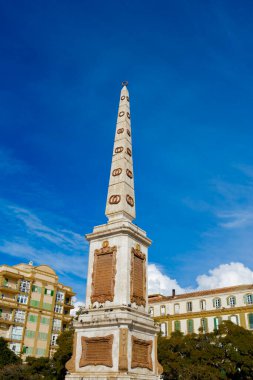 Canlı Plaza de la Merced 'de, yükselen anıt bir Torrijos, açık mavi gökyüzüne karşı Malaga' nın zengin tarihinin özünü yakalar..