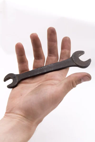 Skiftnyckel i den mänskliga handen — Stockfoto