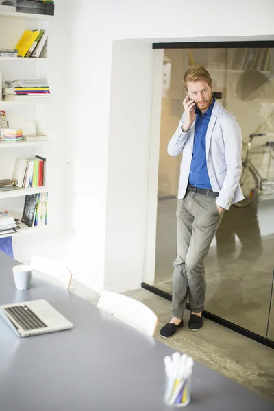 Man med mobiltelefon — Stockfoto