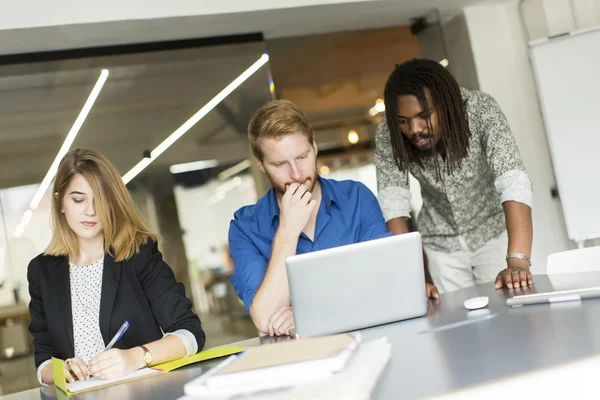 Les jeunes dans le bureau — Photo