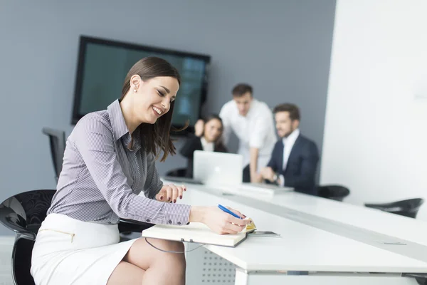 Personas que trabajan en la oficina — Foto de Stock