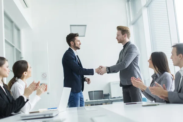 Menschen, die im Büro arbeiten — Stockfoto