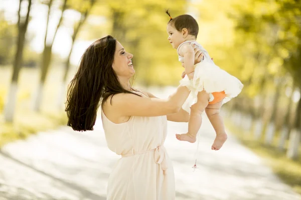 Anne ve bebek parkta. — Stok fotoğraf