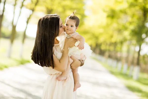 Anne ve bebek parkta. — Stok fotoğraf