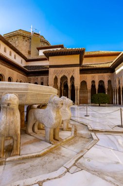 Ziyaretçiler, İspanya 'nın Granada kentindeki açık mavi gökyüzü altındaki Alhambra sarayının karmaşık mimarisine ve çarpıcı detaylarına hayran kaldılar..