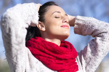 kadın kırmızı bir eşarp ile