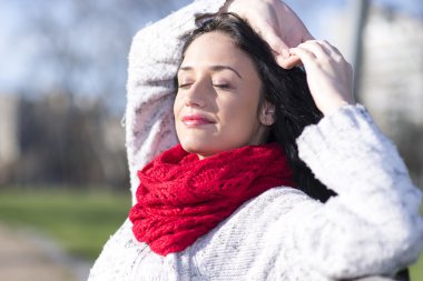 kadın kırmızı bir eşarp ile