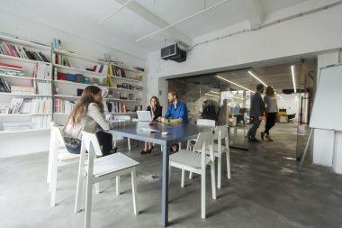 Ofiste çok ırklı insanlar