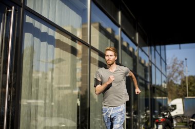 Genç adam koşuyor.