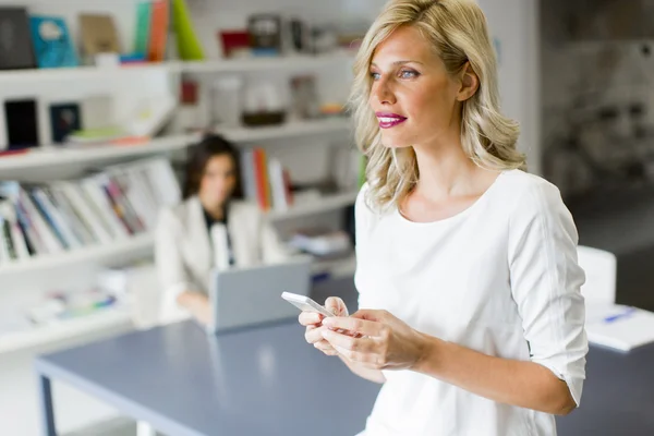 Junge Frauen im Büro — Stockfoto