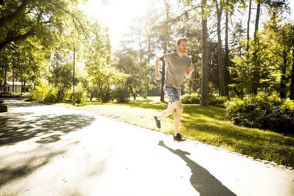 Молодой человек бежит — стоковое фото