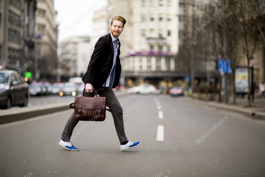 Мужчина идет. Одинокий человек на дороге. Человек идет по пороге. Парень идет. Человек идет по дороге.