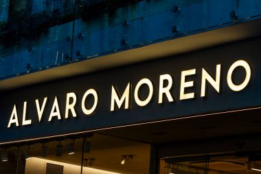 Seville, İspanya - 29 Aralık 2025: Alvaro Moreno 'nun dükkânı Seville' de akşam saatlerinde ışıl ışıl parlıyor ve ziyaretçileri şık hediyeleri ve yerel cazibeyi keşfetmeye davet ediyor..