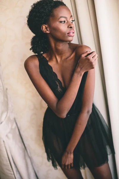 Ung svart kvinna — Stockfoto
