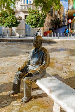 Pablo Picasso 'nun bronz bir heykeli, İspanya' nın Malaga kentinin canlı sokaklarında serin sanatları yakalıyor..