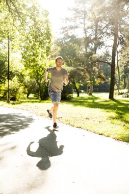 Genç adam koşuyor.