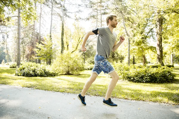 Giovane che corre — Foto Stock