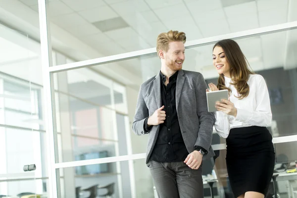 Personas que trabajan en la oficina — Foto de Stock