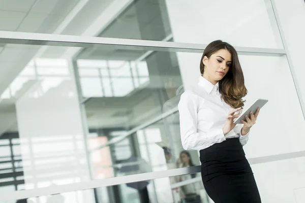 Mulher jovem com tablet — Fotografia de Stock