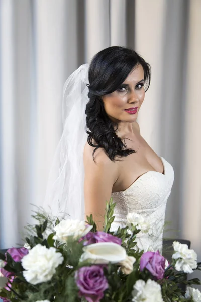 Abbastanza giovane sposa — Foto Stock