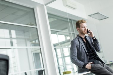 telefon ile genç adam