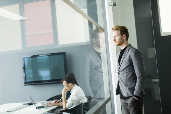 Jeune homme dans le bureau — Photo